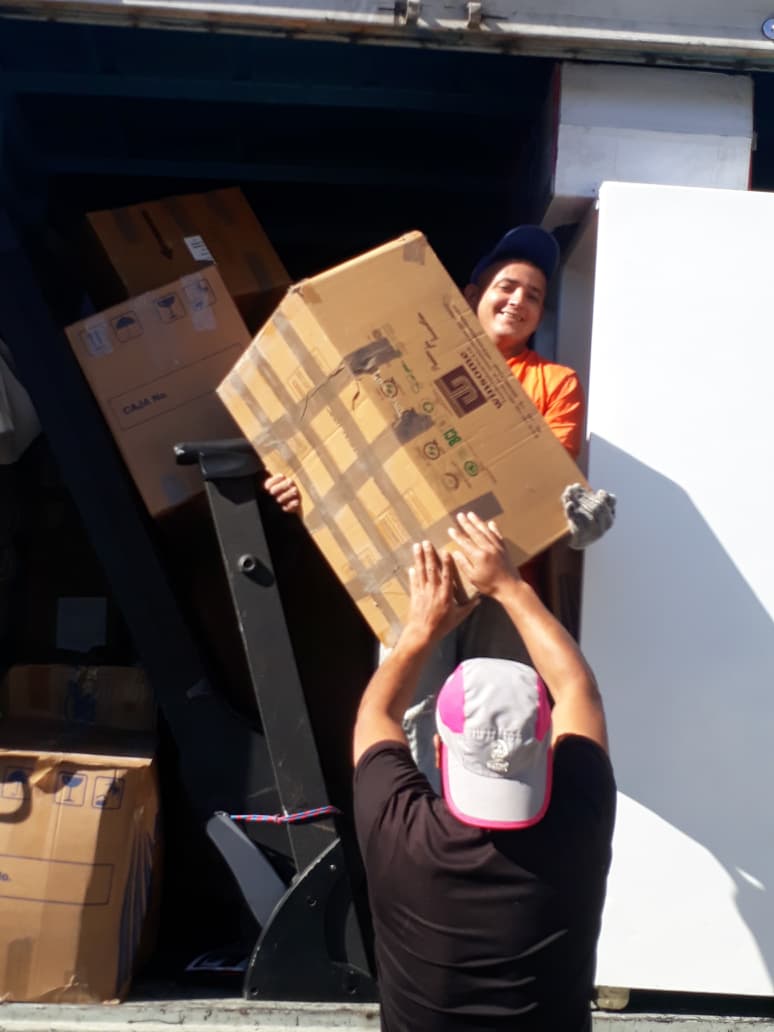 Equipo Transmarcel cargando cajas en mudanza completa