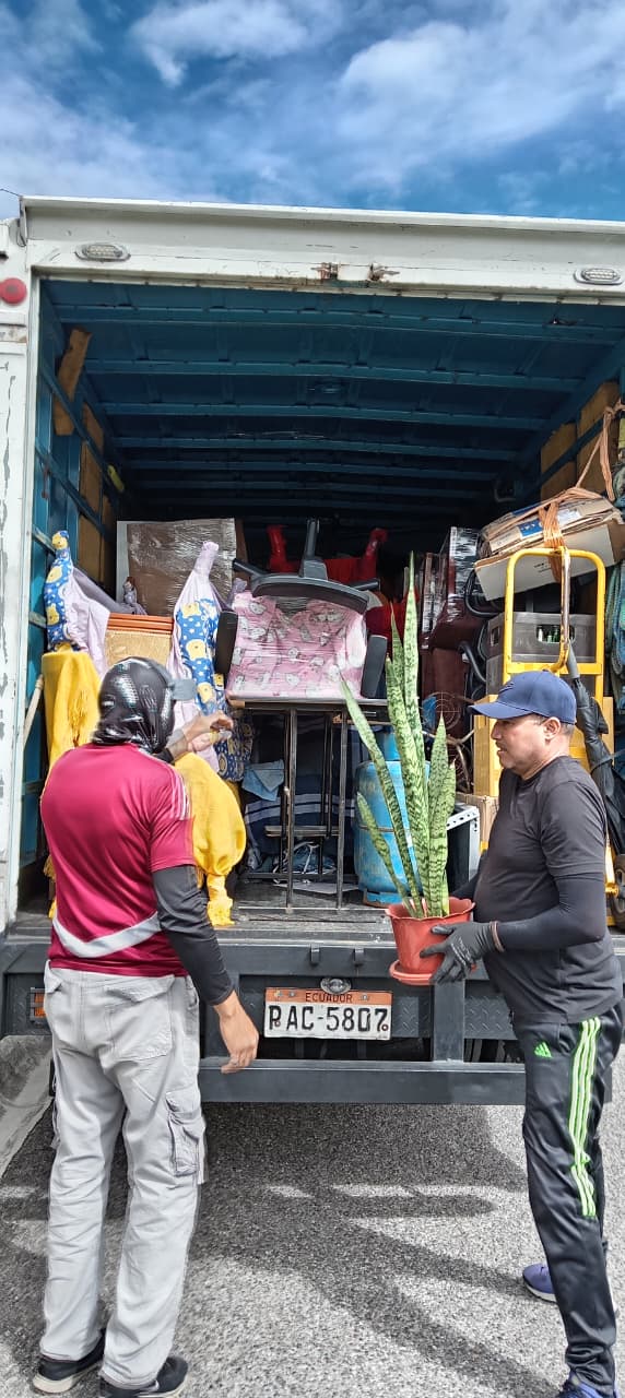 Equipo cargando pertenencias en una mudanza