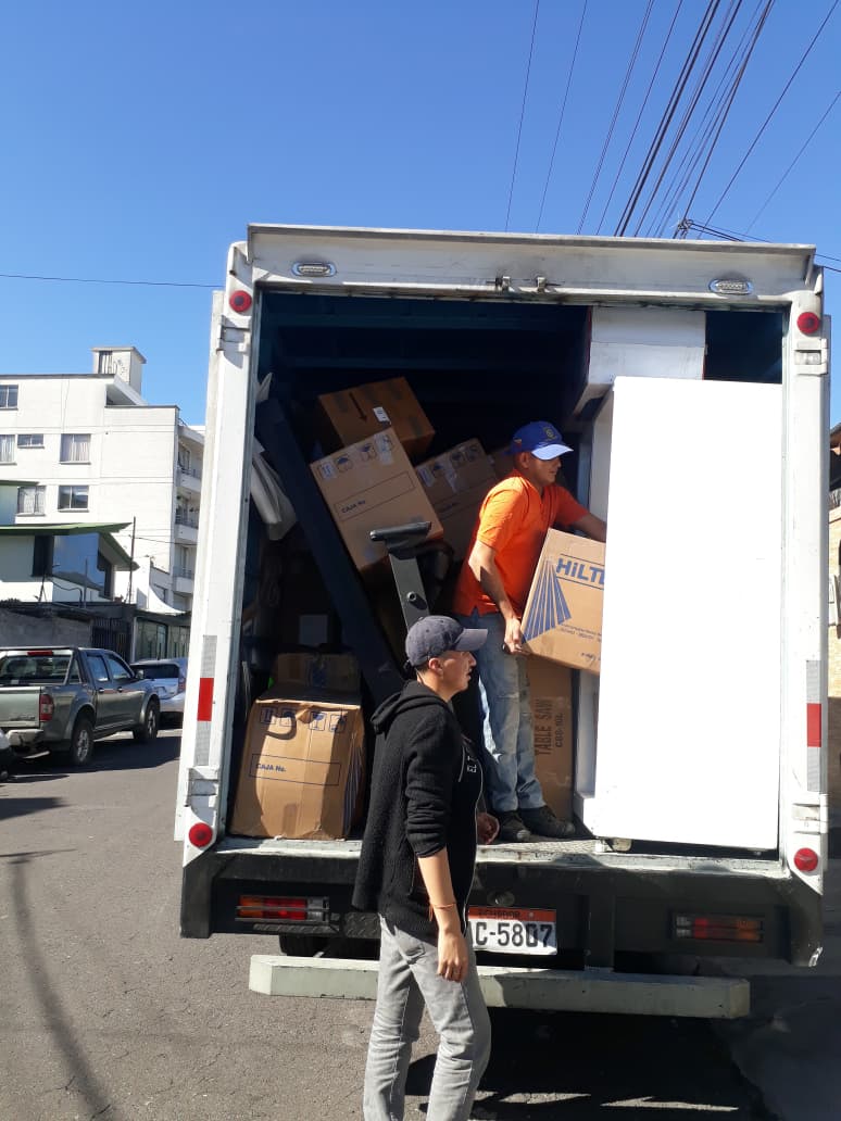 Equipo descargando pertenencias del cami&oacute;n