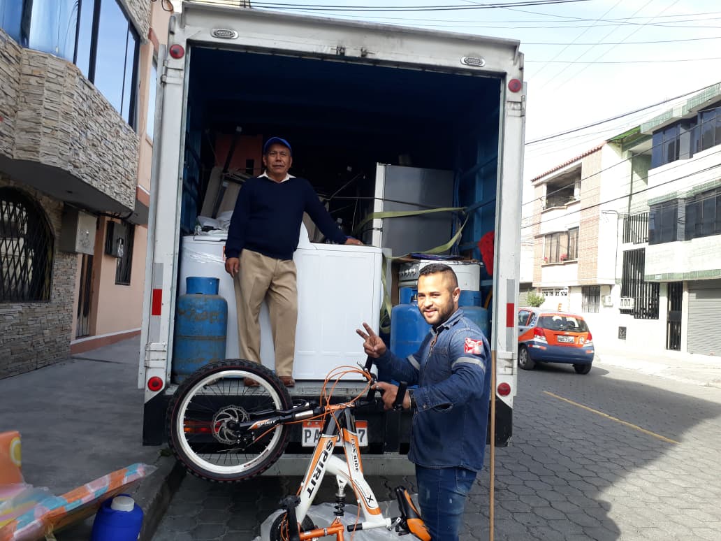 Equipo Transmarcel realizando una entrega